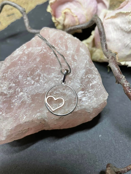 Detailansicht Herz-Anhänger Rosé – romantischer Silberschmuck, zartes Roségold, Geschenk von WUNDERSTEIN