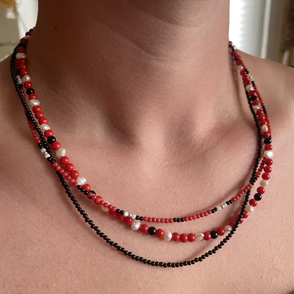Dreilagiges Edelstein-Collier "Rote Koralle-Onyx-Perle"