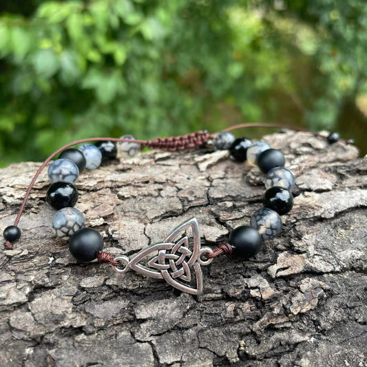 Draufsicht auf handgefertigtes Edelstein-Armband mit Tribal Connector – handverlesen von WUNDERSTEIN mit Liebe zum Detail