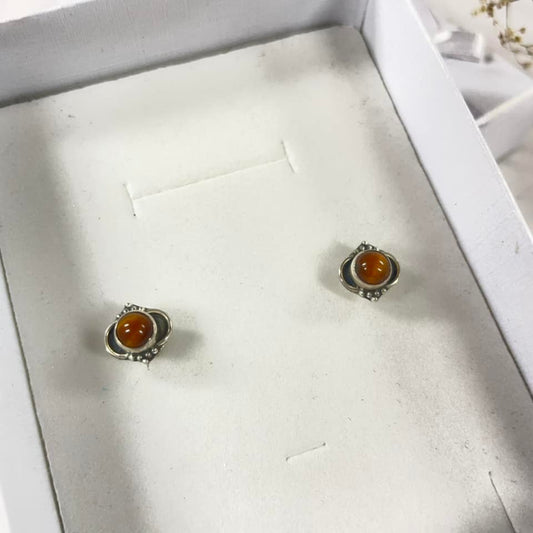 Ohrstecker mit echtem Tigerauge in Sterlingsilber-Fassung, Detailansicht
