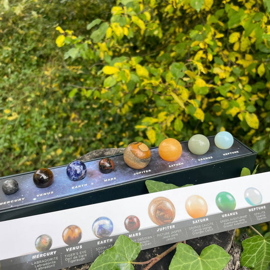 Nahaufnahme der 8 Edelsteinkugeln des Sonnensystem Geschenksets – schimmernde Mineraloberflächen in Blau, Gold, Grün und Braun, jede Kugel mit einzigartiger Maserung und natürlicher Farbgebung