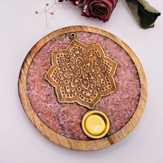 Nahaufnahme Räucherhalter Mandala – harmonisches Mandala-Motiv mit echtem Rosenquarz, natürliches Unikat von WUNDERSTEIN