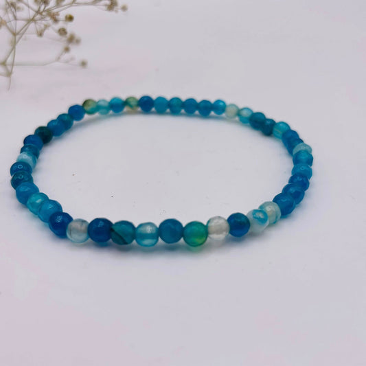 Farbenfrohes Armband mit blau gefärbtem Achat, facettierte Steinperlen, Einheitsgröße ca. 18 cm – WUNDERSTEIN