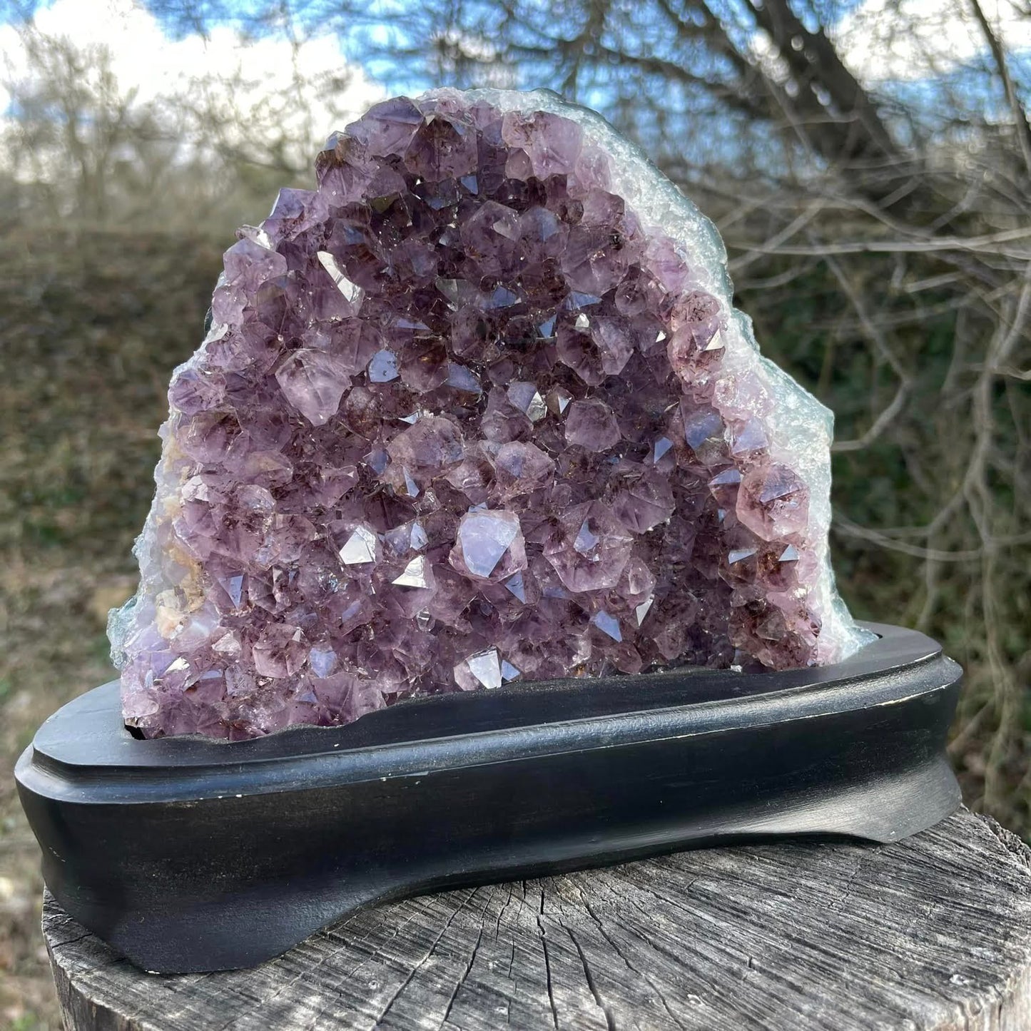 Amethystdrusenstück auf Holz