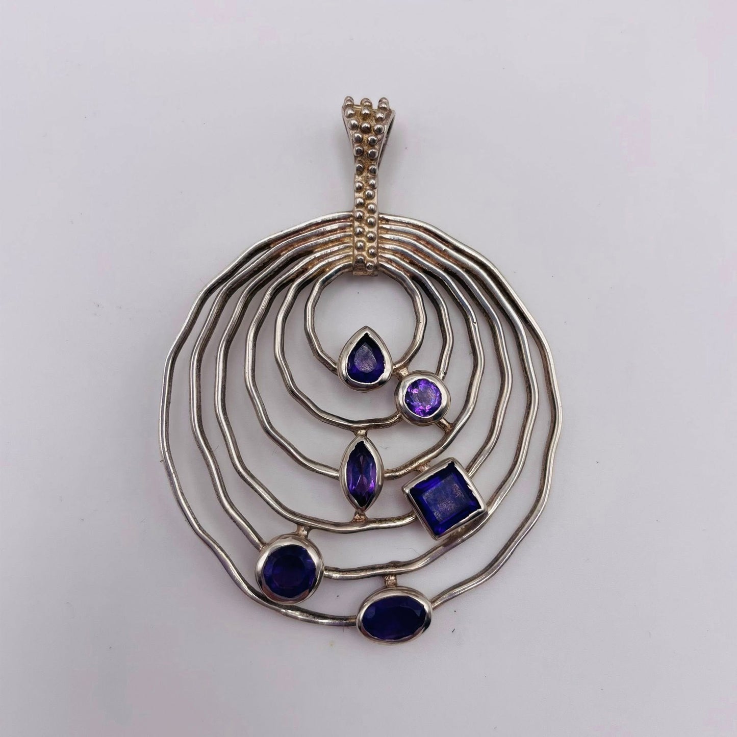 Amethyst-Schmuck Anhänger 925 Silber – getragen auf Kettchen, violetter Edelstein-Anhänger