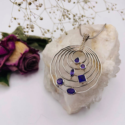 Amethyst-Anhänger Silber – Detailansicht der Amethyst-Steine in eleganter Silberfassung