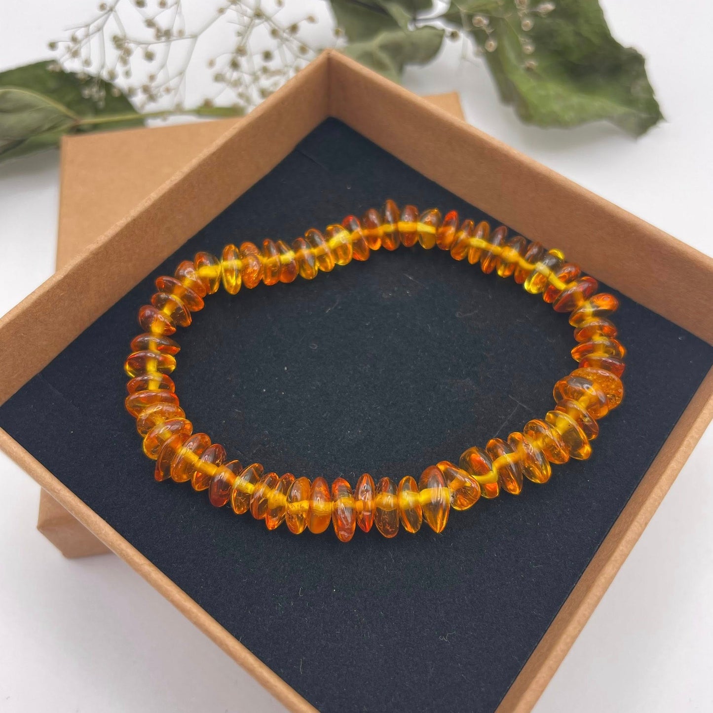 Bernstein-Armband Scheibchen einfärbig am Handgelenk getragen – Naturschmuck WUNDERSTEIN