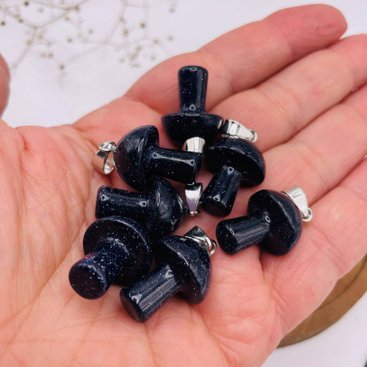 Glückspilz-Anhänger aus Blaufluss aus der Vogelperspektive, handverlesen von WUNDERSTEIN