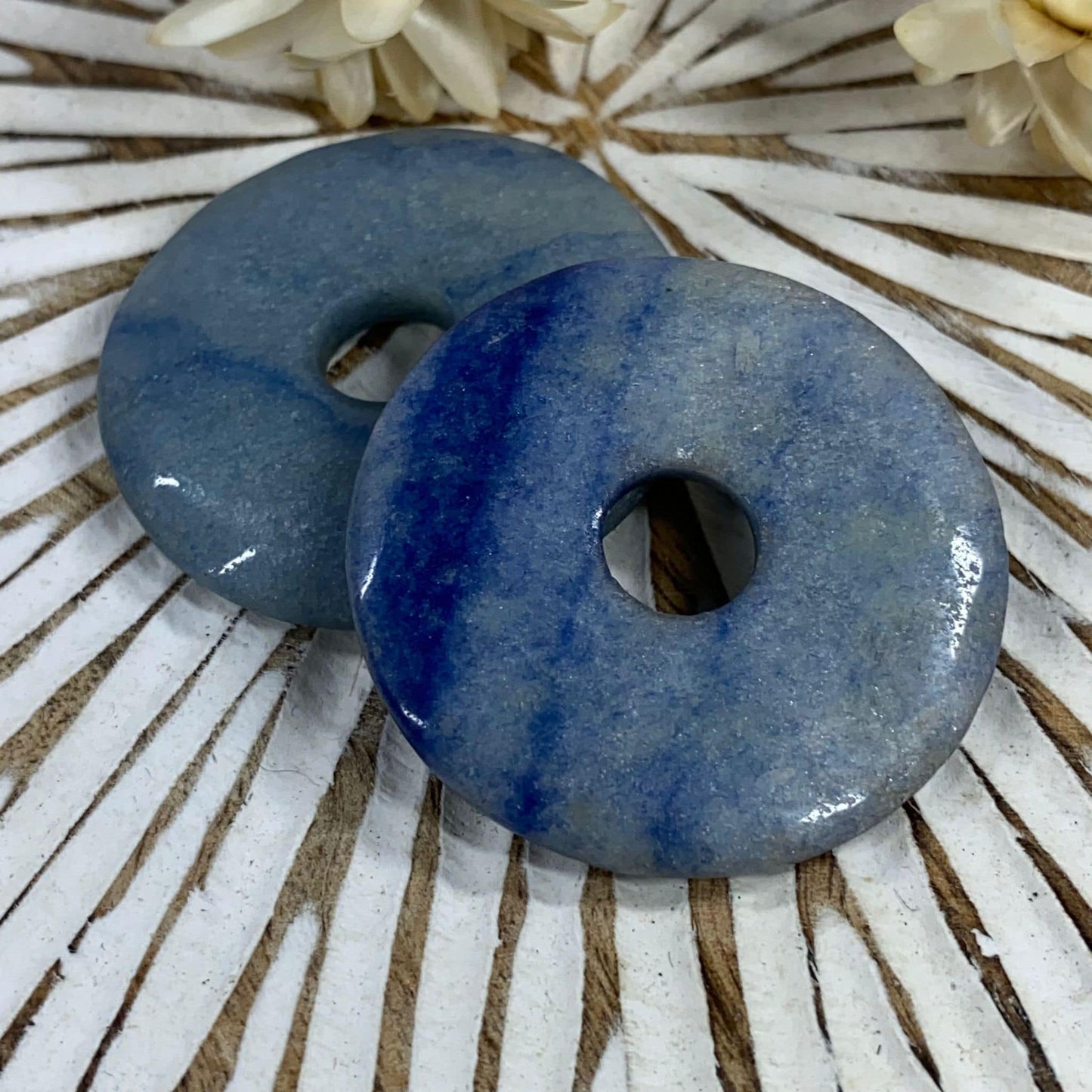 Blauquarz Donut Anhänger in zartem Blau, fein geschliffen – WUNDERSTEIN