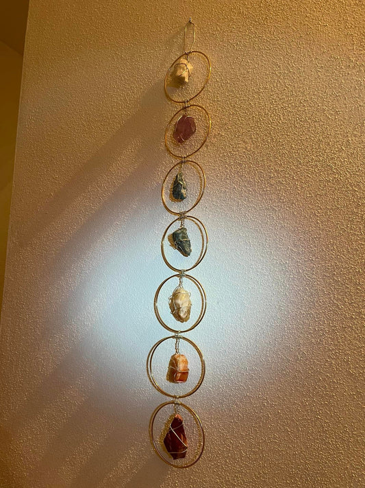 Detailansicht der Rohsteine: Amethyst, Rosenquarz, Citrin und weitere Chakra-Edelsteine in goldenen Ringen