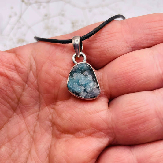 Natürlicher Chrysokoll Anhänger mit grün-blauer Musterung in 925er Silber – handverlesen von WUNDERSTEIN