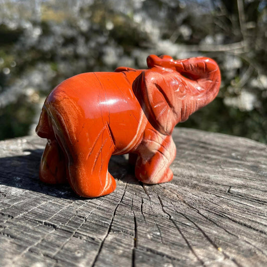 Elefant aus Rotem Jaspis – Handgefertigte Edelstein-Tierfigur