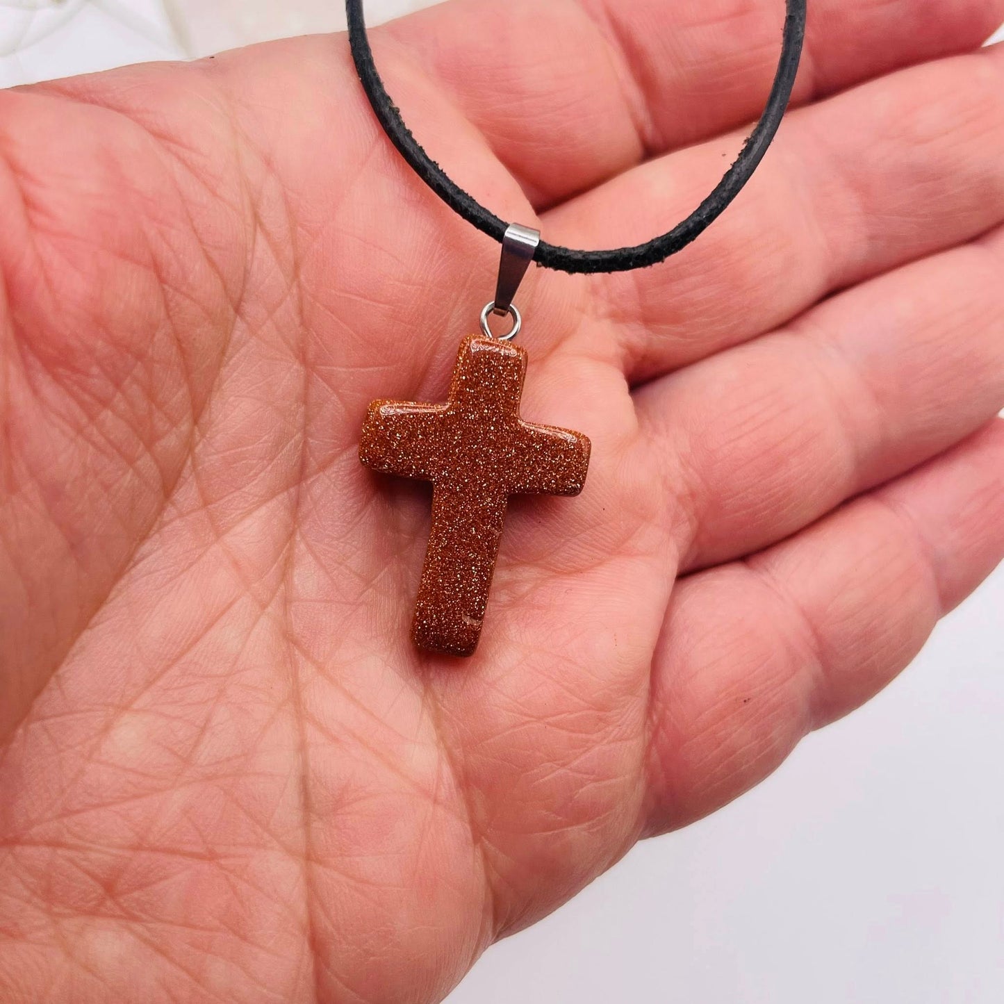Nahaufnahme Goldfluss Kreuz-Anhänger – natürlicher Goldglanz und Silberöse sichtbar, WUNDERSTEIN
