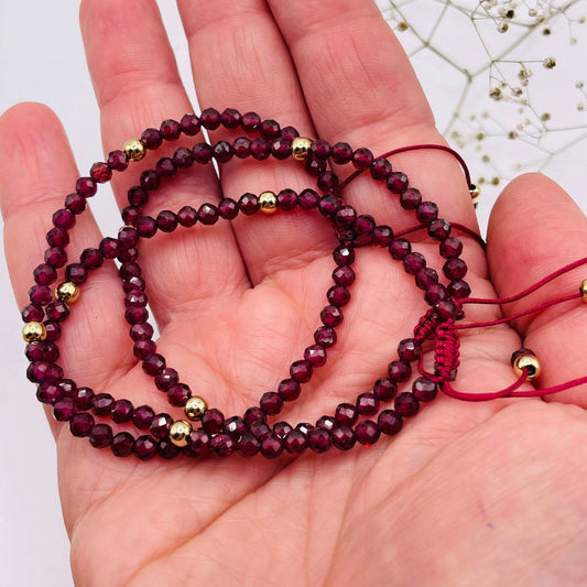 Granat Armband – mit goldfarbenen Perlelementen