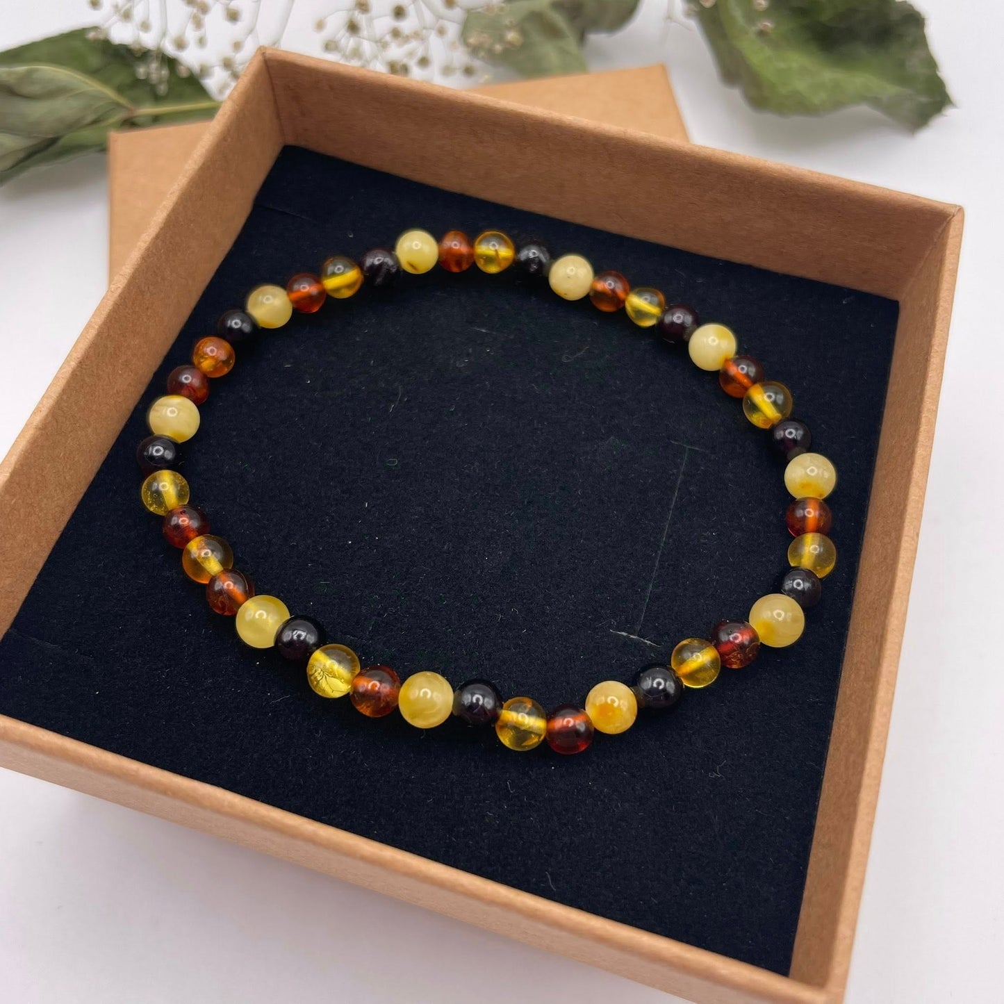 Bernstein-Armband bunte Kugeln am Handgelenk getragen – Naturschmuck WUNDERSTEIN