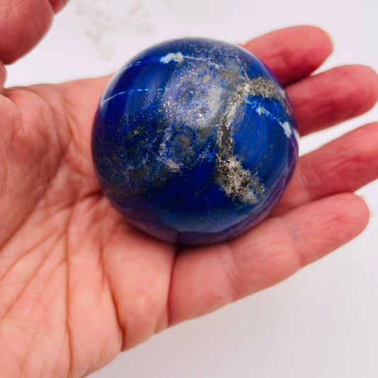 Lapislazuli Kugel 50 mm – Königsblau mit Pyrit-Einschlüssen, Seitenansicht | WUNDERSTEIN