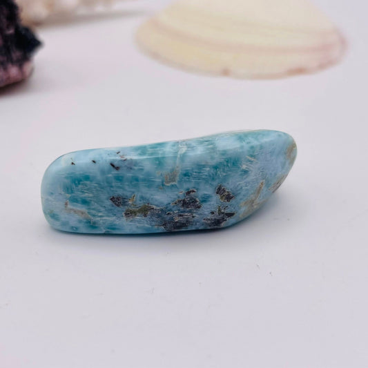 Larimar Nr. 3 Nahaufnahme – Blau-Weiß Musterung, Zukunftsstein | WUNDERSTEIN