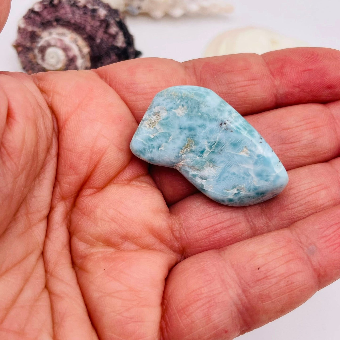 Larimar Nr. 3 Detailansicht – Atlantisstein Trommelstein | WUNDERSTEIN