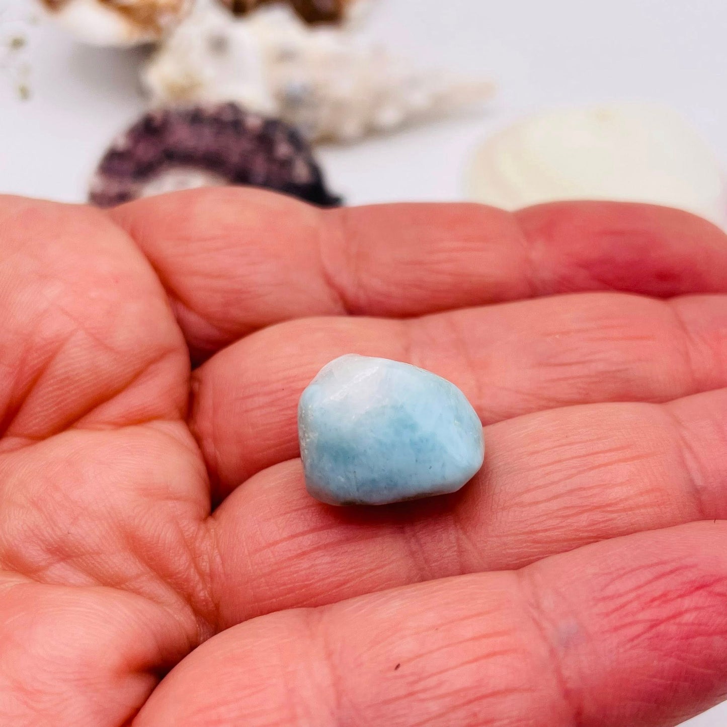 Larimar Nr. 9 Detailansicht – Atlantisstein Trommelstein | WUNDERSTEIN