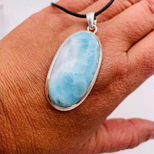 Larimar-Anhänger extra groß – Detailansicht des blauen Larimarsteins in Silberfassung, Einzelstück