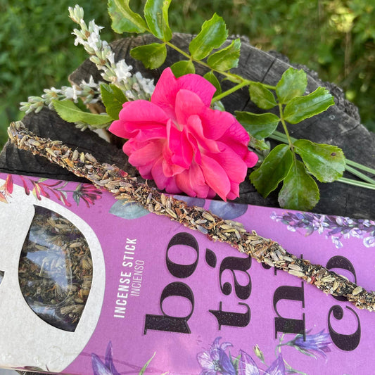 Nahaufnahme BOTANICO Lavendel & Rosen Räucherstäbchen – beruhigender Lavendel & romantische Rose, 100% natürlich von Sagrada Madre