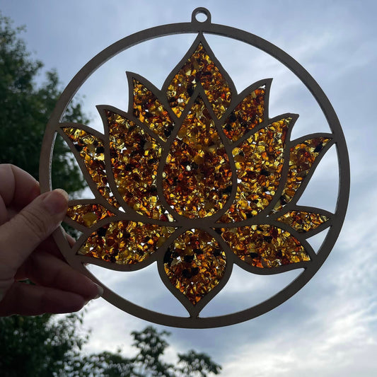 Draufsicht Bernstein-Fensterbild Großer Lotus Ø 20 cm – handverlesen von WUNDERSTEIN, jedes Stück ein Unikat