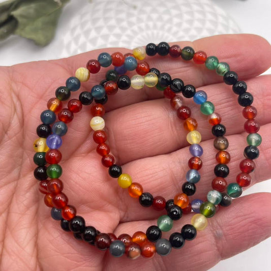 Farbenfrohes Kinder-Edelsteinarmband auf elastischem Band – Naturstein-Schmuck bei WUNDERSTEIN