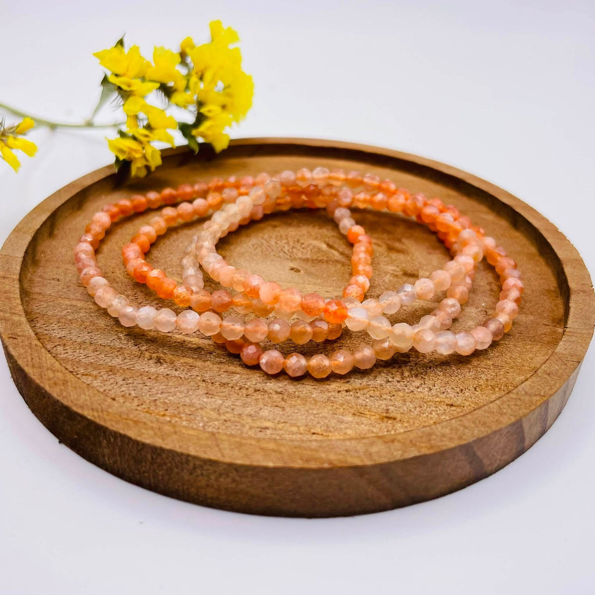 Draufsicht buntes Mondstein-Armband 4mm – handverlesen von WUNDERSTEIN mit Liebe zum Detail