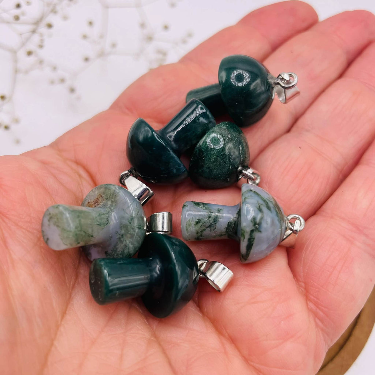 Moosachat-Glückspilz-Anhänger in der Draufsicht, handverlesen von WUNDERSTEIN