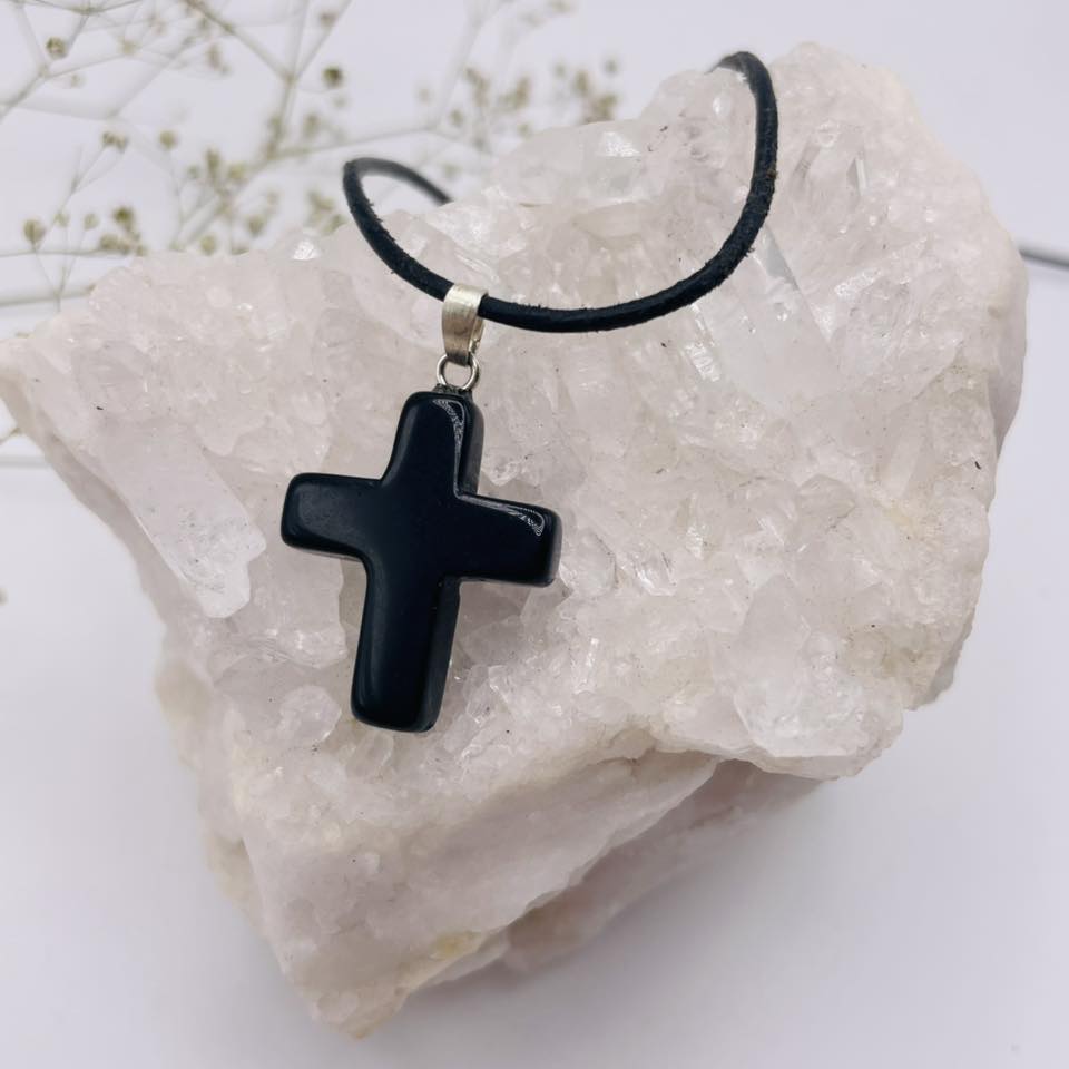 Onyx Kreuz-Anhänger als Geschenk oder Kraftsymbol – handverlesen von WUNDERSTEIN