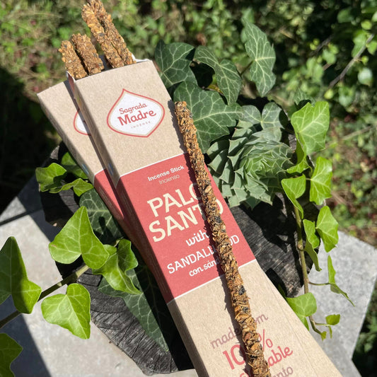 Nahaufnahme Palo Santo & Sandelholz Räucherstäbchen – harzige Holzstäbchen mit warmem Sandelholzduft, 100% natürliche Inhaltsstoffe von Sagrada Madre
