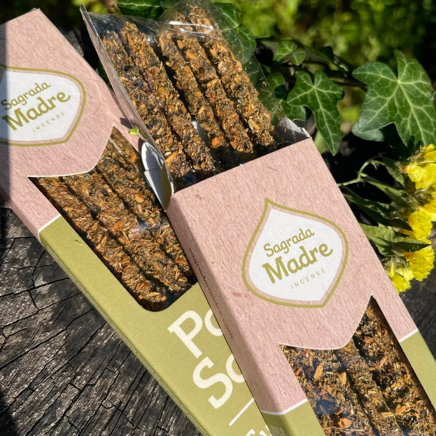 Nahaufnahme Palo Santo & Weißer Salbei Räucherstäbchen – Heiliges Holz & krautiger Salbei, 100% natürlich von Sagrada Madre