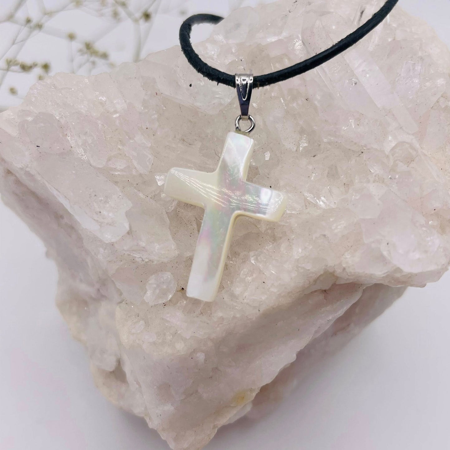 Perlmutt Kreuz-Anhänger als Geschenk oder Kraftsymbol – handverlesen von WUNDERSTEIN
