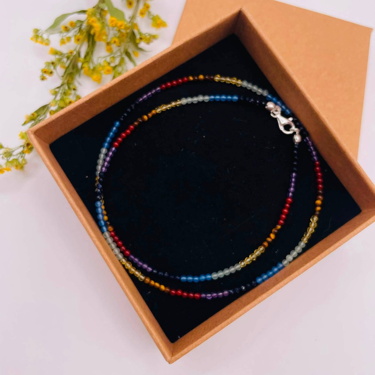 Regenbogen Edelstein Halskette in Schmuckbox mit 925er Silber-Karabiner – Unikat handgefertigt von WUNDERSTEIN