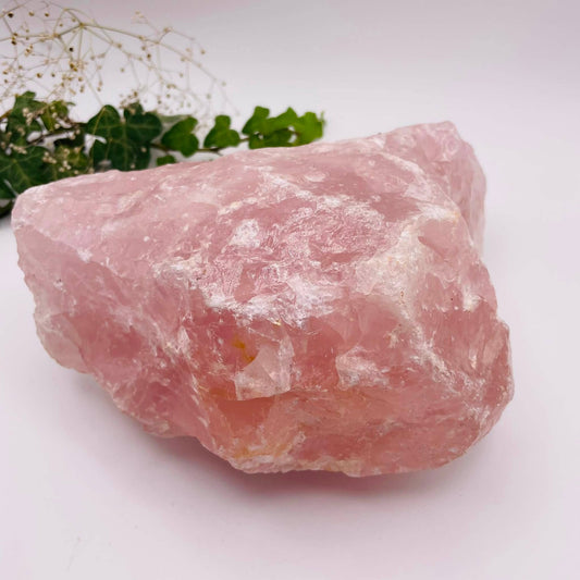 Draufsicht auf einen XL-Rosenquarz-Rohstein von WUNDERSTEIN – handverlesen, in sanftem Rosa, als Dekostück oder Sammlerstück