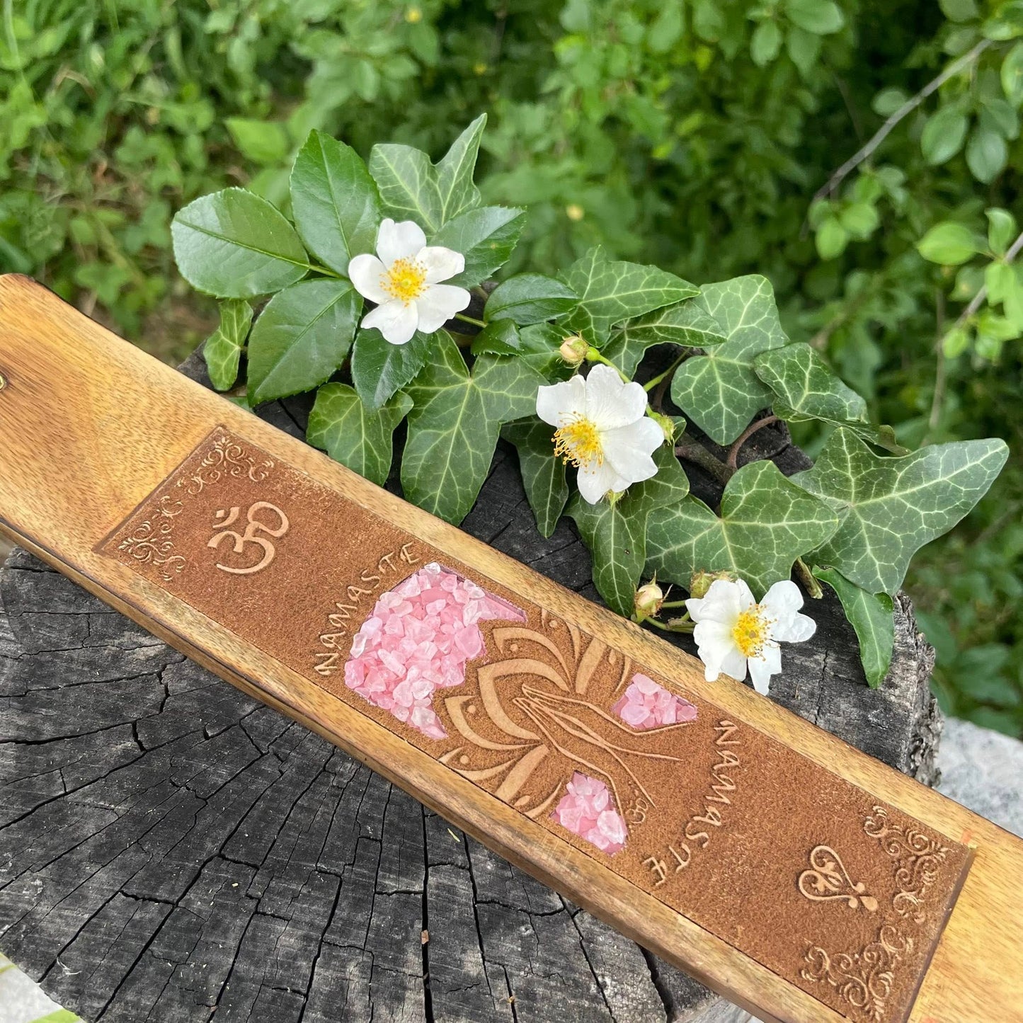 Räucherstäbchenhalter Namaste mit Rosenquarz aus Ulmenholz – handgefertigt, ca. 25,5×5 cm – WUNDERSTEIN