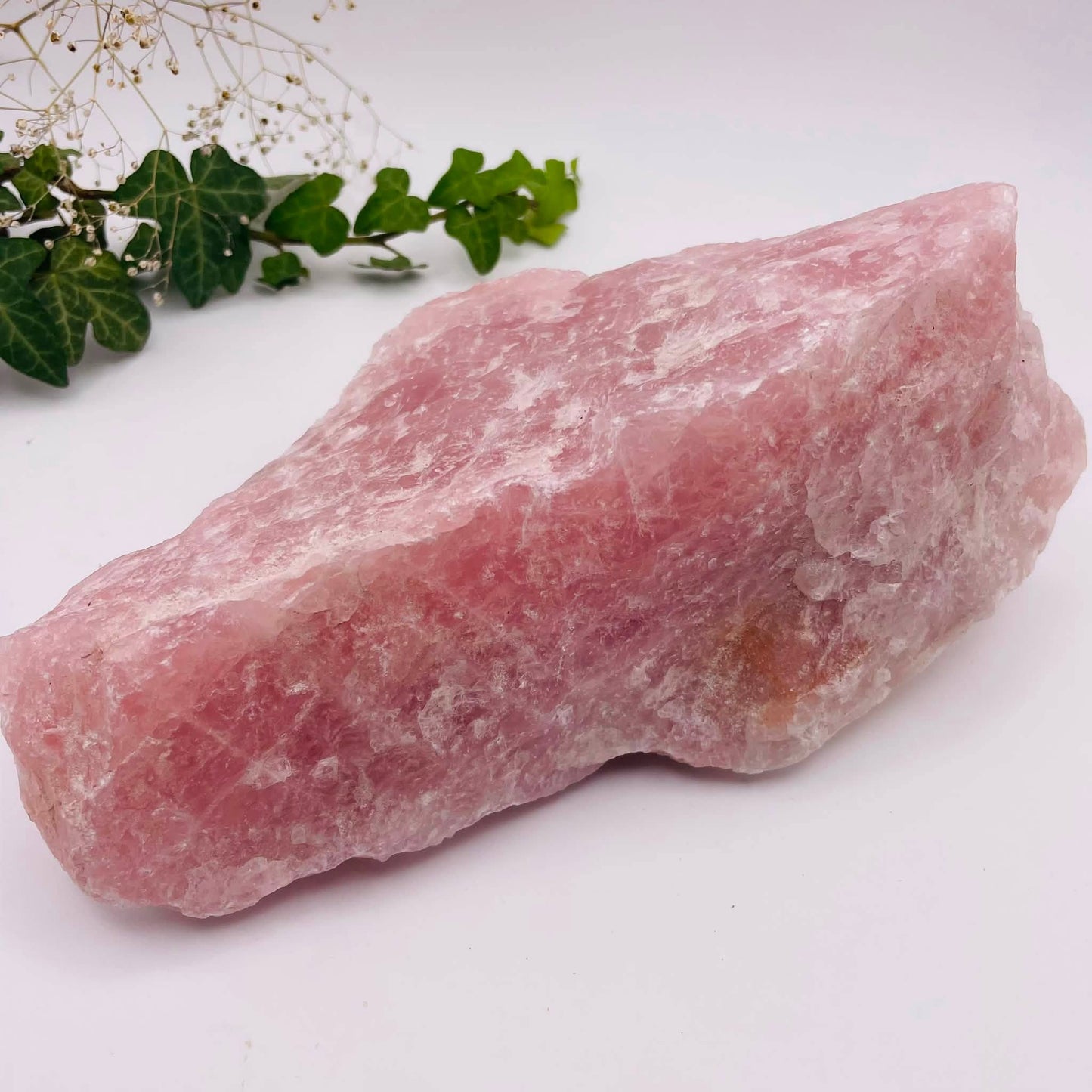 Draufsicht auf einen XL-Rosenquarz-Rohstein von WUNDERSTEIN – handverlesen, ca. 2 kg, in sanftem Rosa als Dekostück oder Sammlerstück