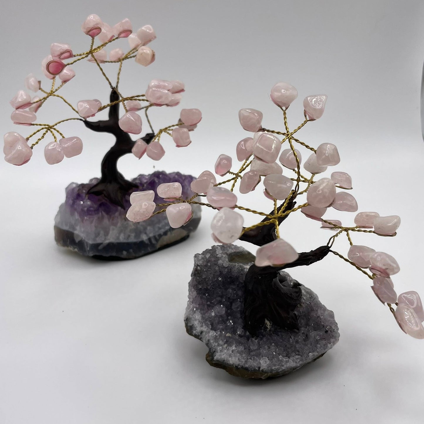 Rosenquarz-Bäumchen auf Amethyst-Druse