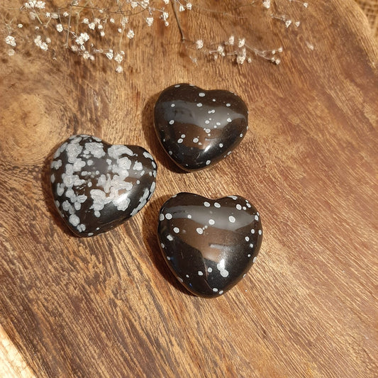 Detailaufnahme: Schneeflockenobsidian Herzanhänger gebohrt 30mm schwarz weiß – Vulkanstein Naturunikat handverlesen von WUNDERSTEIN