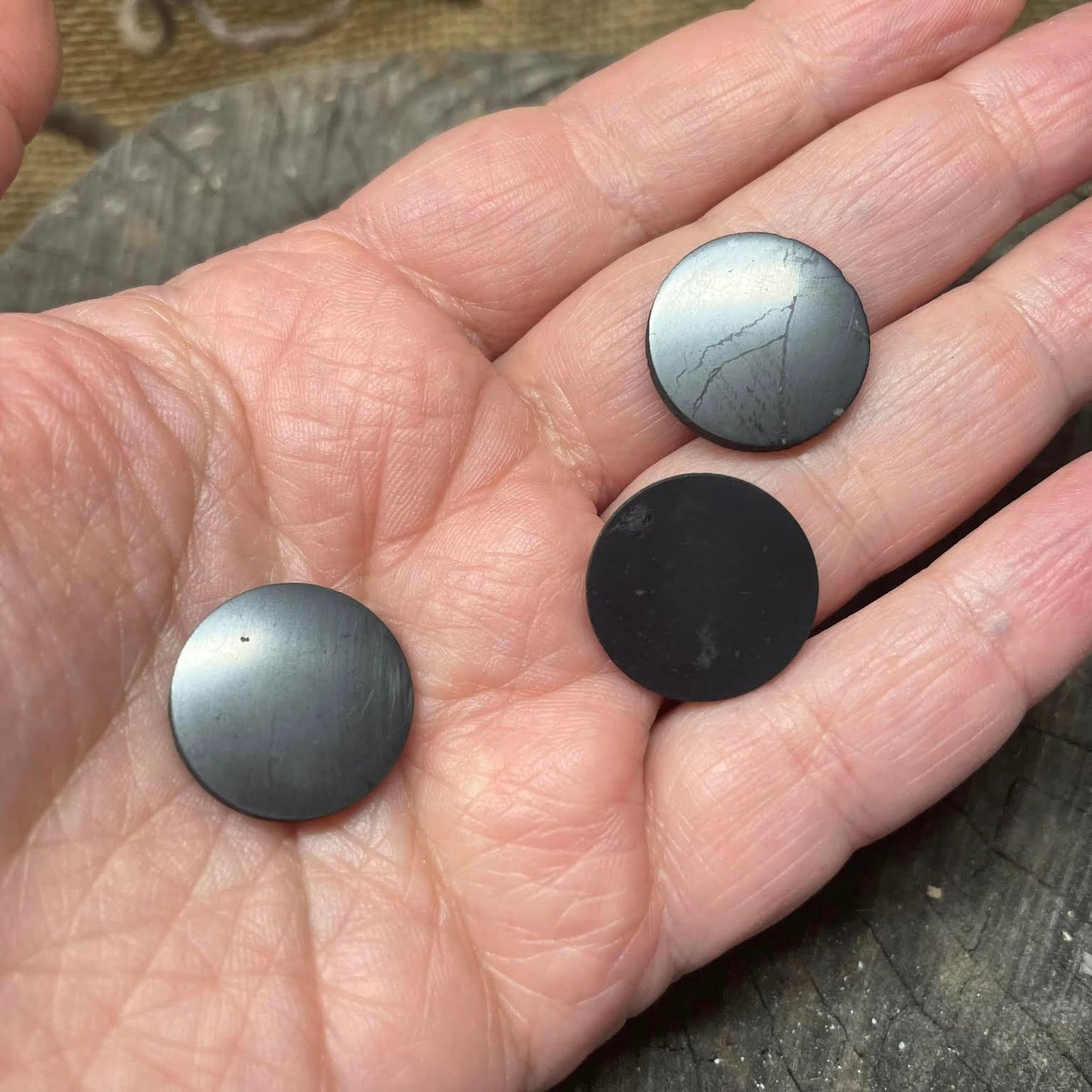 Schungit-Plättchen fürs Handy – EMF-Schutz zum Aufkleben