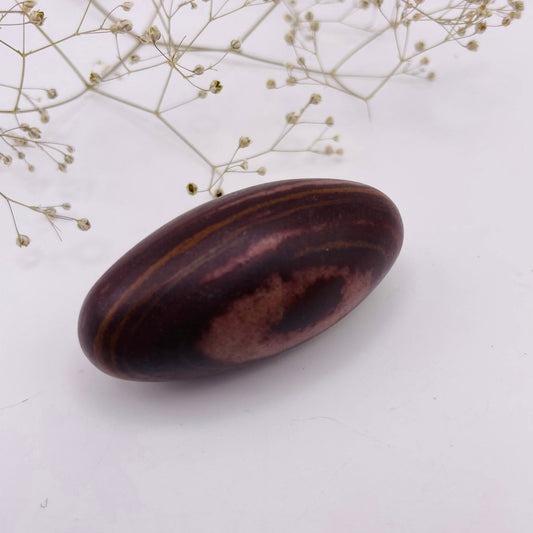 Shiva Lingam Unikat Nr. 11 – charakteristische rote Muster, natürlich geformt, Seitenansicht | WUNDERSTEIN