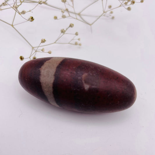 Shiva Lingam Unikat Nr. 13 – charakteristische rote Muster, natürlich geformt, Seitenansicht | WUNDERSTEIN