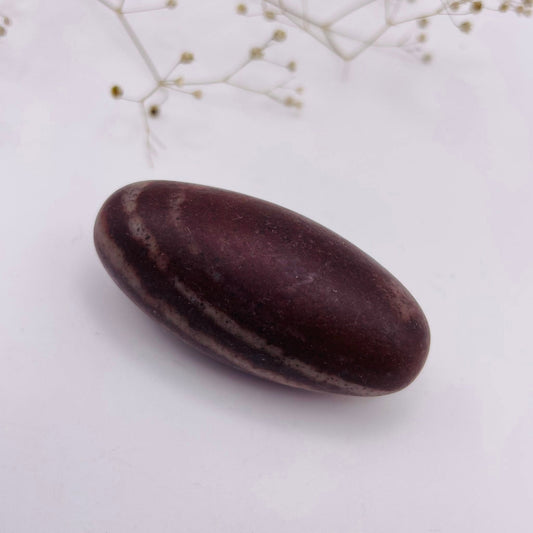 Shiva Lingam Unikat Nr. 14 – charakteristische rote Muster, natürlich geformt, Seitenansicht | WUNDERSTEIN