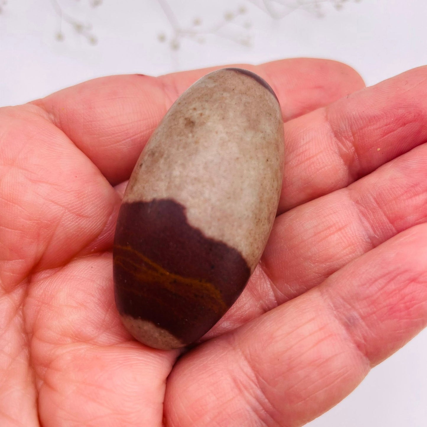 Shiva Lingam Unikat Nr. 15 – Detailansicht Oberfläche und Maserung, Narmada-Fluss Indien | WUNDERSTEIN