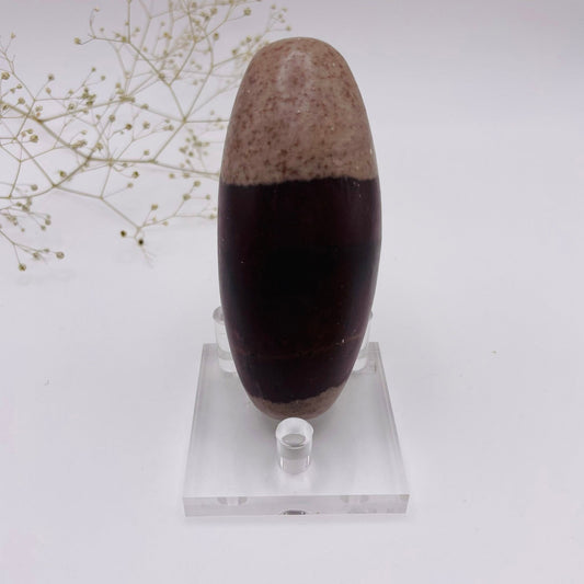 Shiva Lingam Unikat Nr. 6 – charakteristische rote Muster, natürlich geformt, Seitenansicht | WUNDERSTEIN