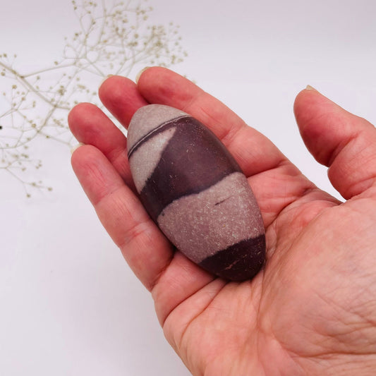 Shiva Lingam Unikat Nr. 7 – charakteristische rote Muster, natürlich geformt, Seitenansicht | WUNDERSTEIN