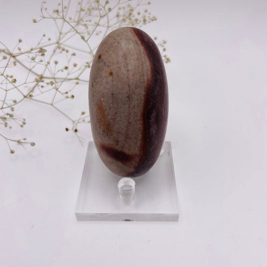 Shiva Lingam Unikat Nr. 8 – charakteristische rote Muster, natürlich geformt, Seitenansicht | WUNDERSTEIN