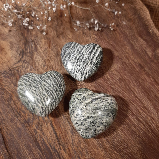 Silberauge Herzanhänger gebohrt 30mm silbergrau schimmernd – Schutzstein Naturunikat handverlesen von WUNDERSTEIN