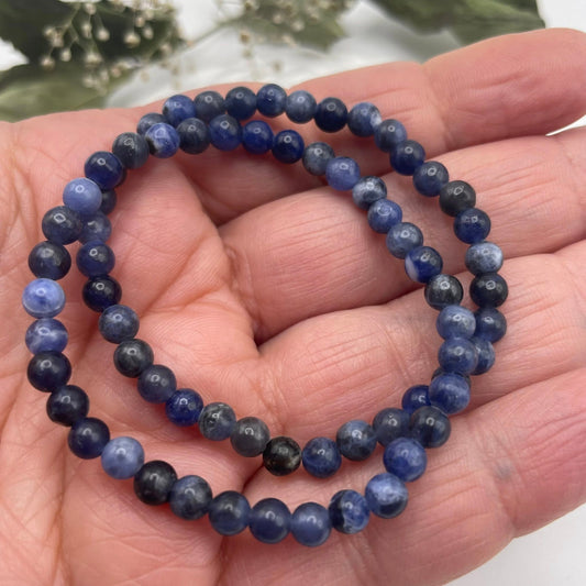 Zartes Sodalith Kinderarmband auf elastischem Band – Naturstein-Schmuck bei WUNDERSTEIN