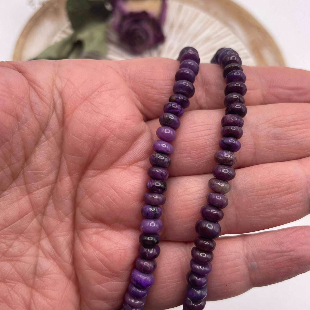 Nahaufnahme Sugilith-Perlen in Buttonform ca. 6 mm – seltener Edelstein mit tiefem Violett, handverlesen